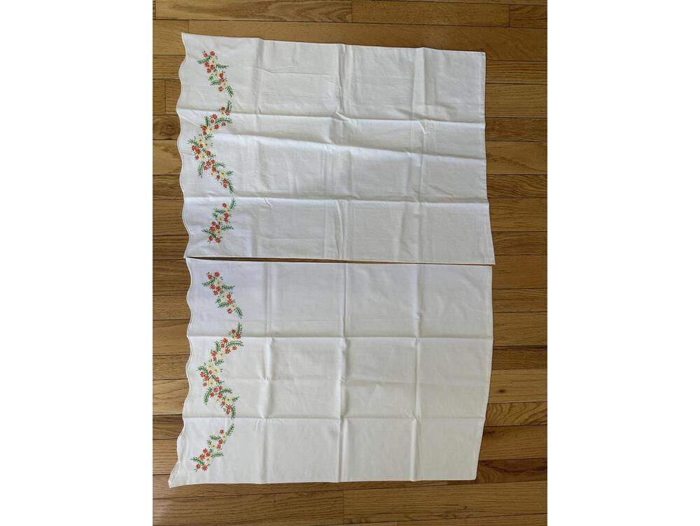 VTG Embroidered Pillowcase Set Floral Cottagecore Farmhouse Cotton